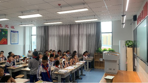 維格教育照明|新國(guó)標(biāo)引領(lǐng)護(hù)眼新時(shí)代，給<i style='color:red'>孩子</i>看得見(jiàn)的安全感